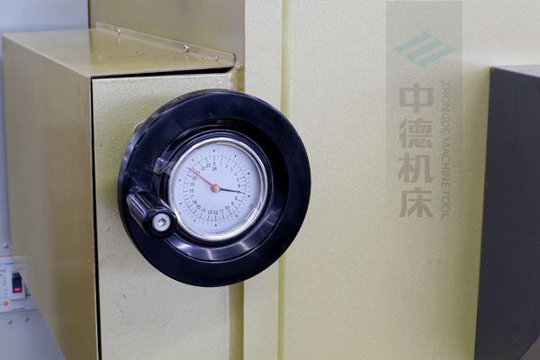 ZDG-632刀片間隙調(diào)節(jié)裝置，設(shè)置在機(jī)架前面，并有刻度顯示，調(diào)節(jié)方便.jpg
