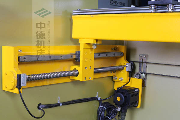 ZDPK-10032X軸配有滾珠絲桿及直線導(dǎo)軌，大功率伺服電機(jī)，鋼絲同步帶，能顯著提升X軸定位精度及速度