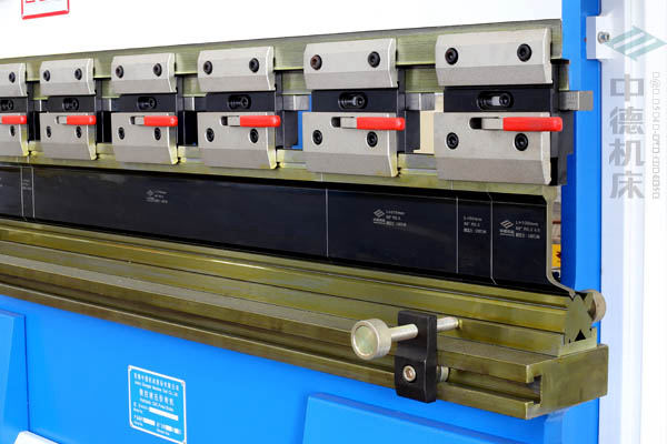 ZDPK-4015-標(biāo)準(zhǔn)分段模具并配合模具快夾，換?？焖?jpg