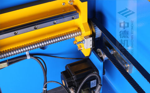 ZDPK-20032X軸配有滾珠絲桿及直線導(dǎo)軌，大功率伺服電機，鋼絲同步帶，能顯著提升X軸定位精度及速度 (2).jpg